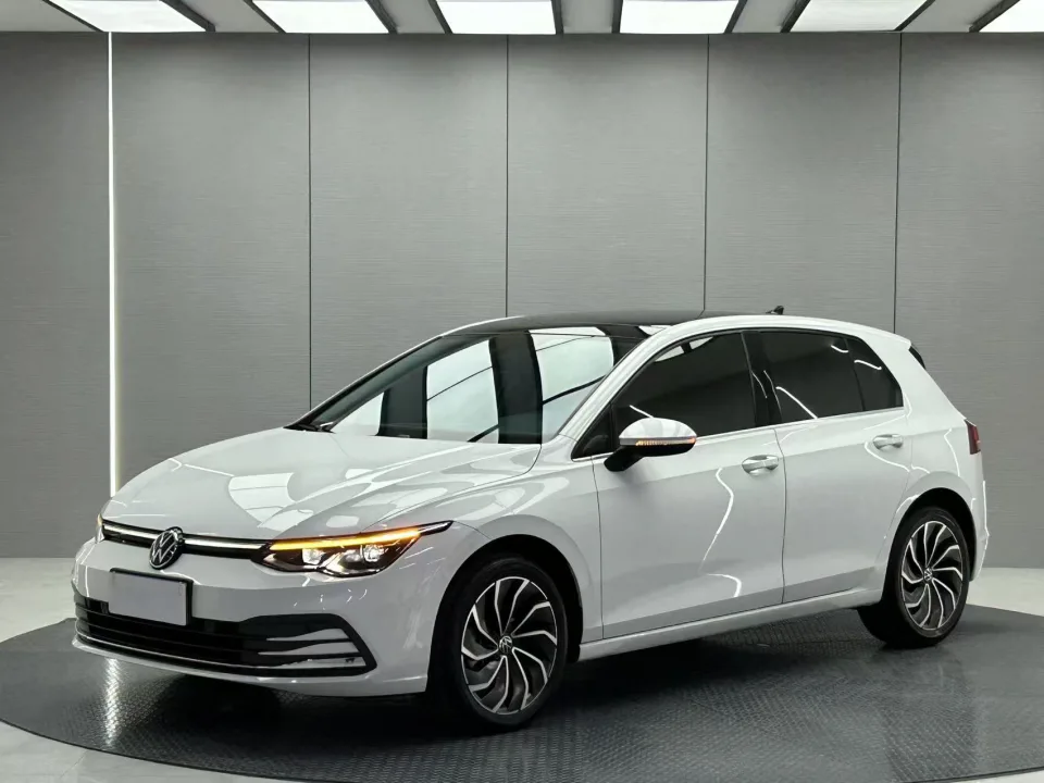 Автомобиль Volkswagen Golf — основное фото
